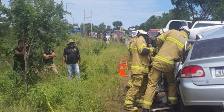 Homem morre após colisão frontal com carro em rodovia da Bahia; vítima ficou presa nas ferragens