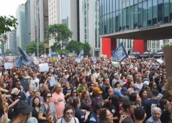 Manifestantes ocupam a Paulista e pedem justiça pela morte do cão Orelha