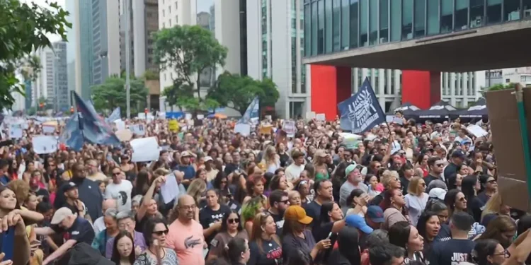 Manifestantes ocupam a Paulista e pedem justiça pela morte do cão Orelha
