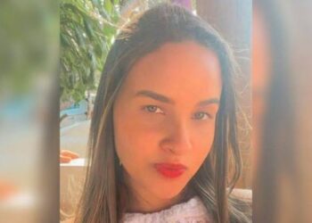 Mulher de 28 anos morre ao cair de carro em movimento após discutir com ex-companheiro na Bahia