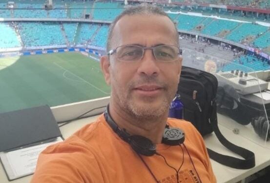 Depois de dois anos Valdir Moreira,  o “locutor que balança a galera” está de volta ao rádio da capital baiana.