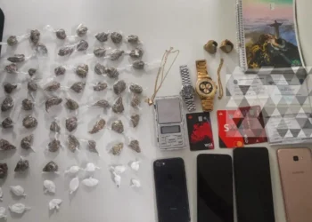 PM prende homem por tráfico de drogas no Tomba, em Feira de Santana