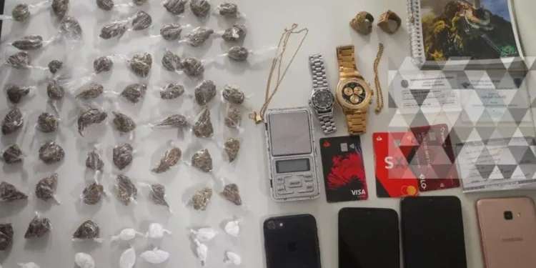 PM prende homem por tráfico de drogas no Tomba, em Feira de Santana