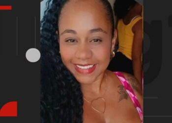 Mulher é morta a facadas e filha de 12 anos fica ferida em Salvador; companheiro da vítima foi preso