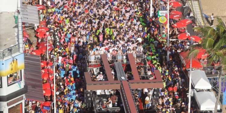 Queixas sobre atraso nos desfiles e ‘engarrafamento’ no circuito: o que está por trás das reclamações no carnaval de Salvador