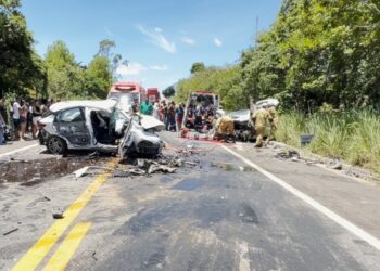 Três pessoas morrem e outras três ficam gravemente feridas após batida entre carros e carreta na Bahia