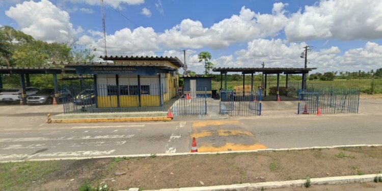 Ambulância é apreendida pela PRF na Bahia e filho denuncia que paciente idoso esperou outro veículo deitado no chão