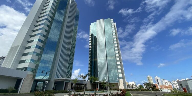 Vendedora tem justa causa mantida após ser flagrada trabalhando em outro local durante atestado médico no Carnaval na Bahia