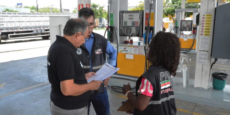 Procon intensifica fiscalização e monitora margem de lucro em postos de combustíveis