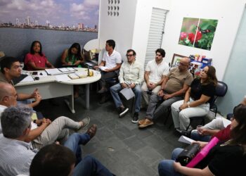 Prefeitura reúne empresários para discutir regularização de outdoors e combater poluição visual em Feira