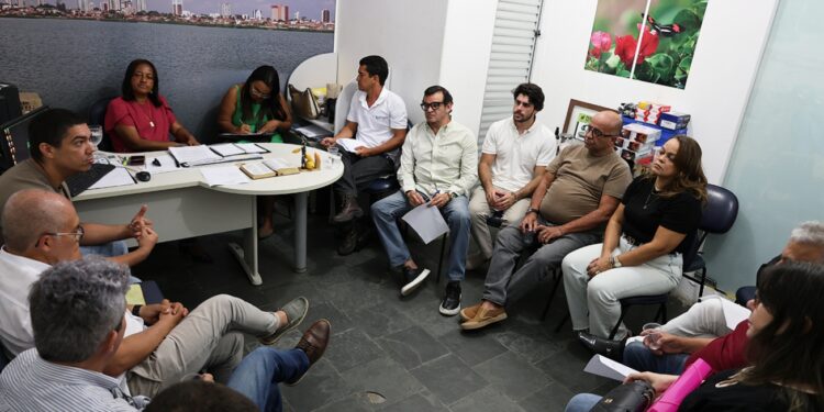 Prefeitura reúne empresários para discutir regularização de outdoors e combater poluição visual em Feira