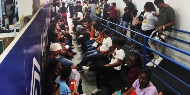 Casa do Trabalhador disponibiliza 483 vagas incluindo oportunidades para atendente, serralheiro e motorista