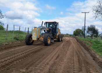 Prefeitura intensifica manutenção de estradas em todos os oito distritos de Feira