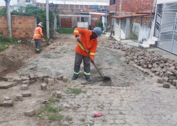 Prefeitura de Feira mobiliza quatro equipes para recuperar pavimentação de ruas e avenidas
