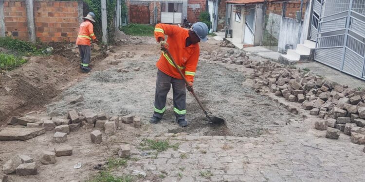Prefeitura de Feira mobiliza quatro equipes para recuperar pavimentação de ruas e avenidas