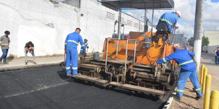 Prefeitura pavimenta duas ruas para melhorar fluxo de veículos na região do 35º BI