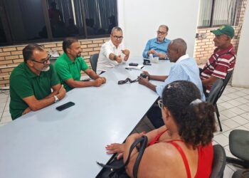 Reunião discute implantação de quiosques para fotógrafos lambe-lambe em Feira de Santana