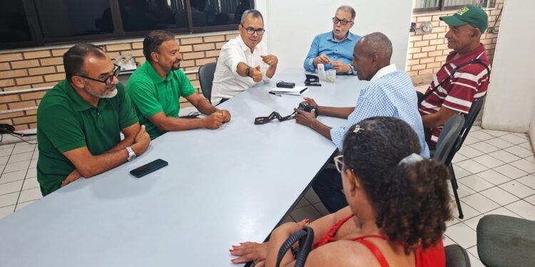 Reunião discute implantação de quiosques para fotógrafos lambe-lambe em Feira de Santana