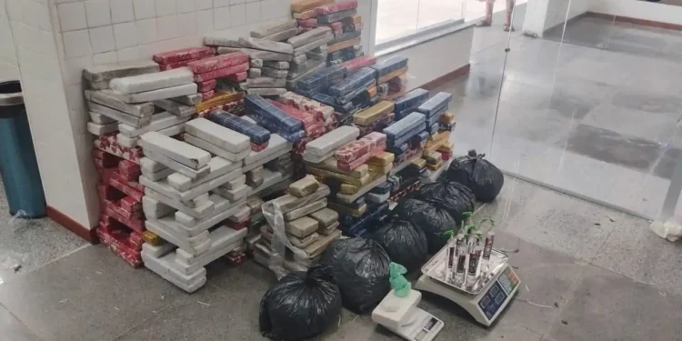 PM apreende grande quantidade de drogas em imóvel na Mangabeira, em Feira de Santana