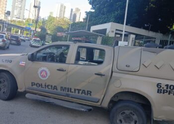 Quatro suspeitos morrem após confronto com a polícia em bairro de Salvador; policiamento está reforçado na região