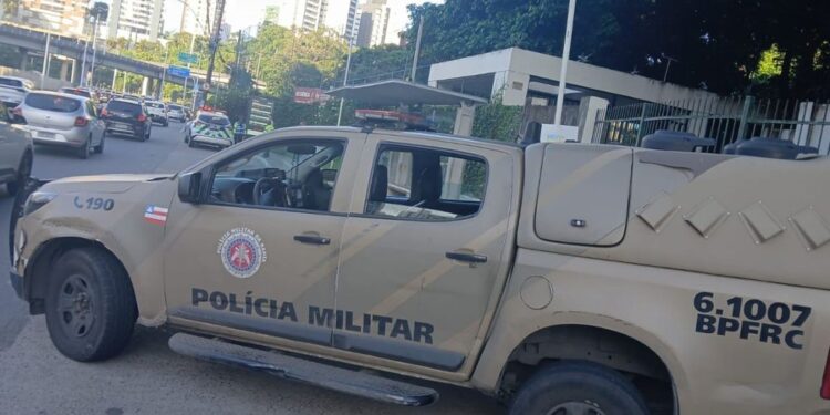 Quatro suspeitos morrem após confronto com a polícia em bairro de Salvador; policiamento está reforçado na região