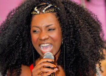 Morre aos 49 anos a cantora Adriana Araújo, nome de referência do samba mineiro