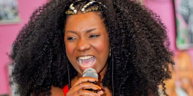 Morre aos 49 anos a cantora Adriana Araújo, nome de referência do samba mineiro