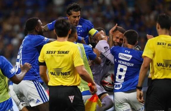 Cruzeiro x Atlético-MG: súmula confirma 23 expulsões após confusão generalizada