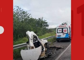 Casal morre em acidente envolvendo carro e carreta em rodovia na Bahia