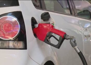 Petróleo em alta encarece diesel e gasolina; veja como guerra pesa no bolso do brasileiro