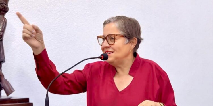 Diretora do Hospital Clériston Andrade apresenta avanços da unidade durante Tribuna Livre na Câmara de Feira de Santana