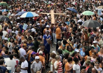 Caminhada do Perdão reúne multidão e reafirma força da fé em Feira de Santana