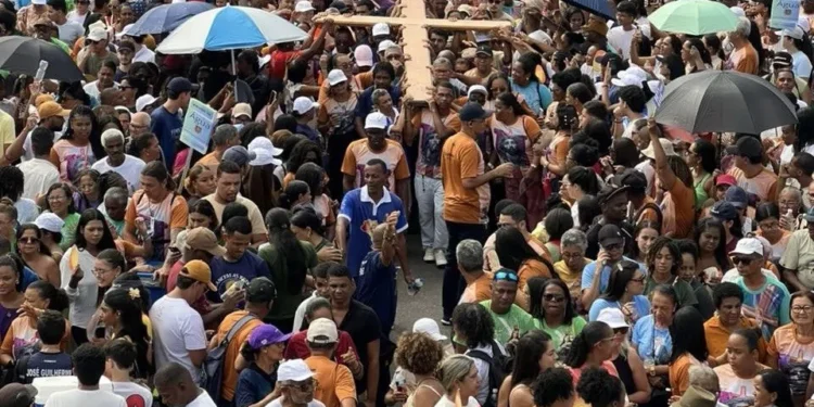 Caminhada do Perdão reúne multidão e reafirma força da fé em Feira de Santana