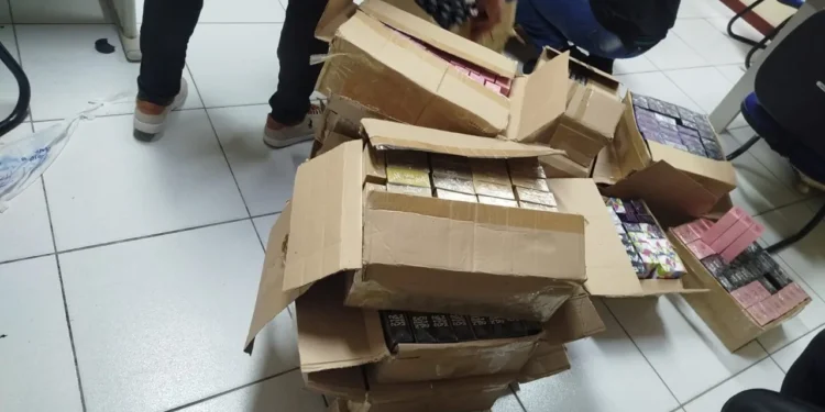 Operação da Polícia Civil apreende 870 perfumes falsificados no centro de Feira de Santana