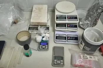 Dupla é detida com 1 kg de cocaína e equipamentos de tráfico no bairro SIM
