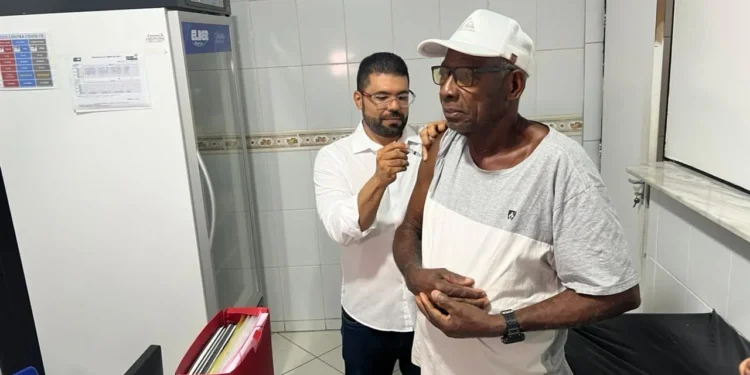 Com meta de mais de 300 mil pessoas imunizadas, Feira de Santana antecipa campanha contra gripe