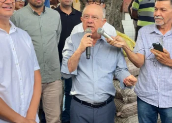 José Ronaldo reafirma que permanecerá na prefeitura e confirma convites para disputar vice-governo