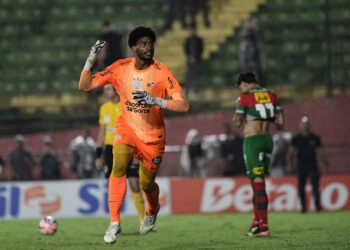 Hugo Souza, do Corinthians, é convocado para substituir Alisson na Seleção