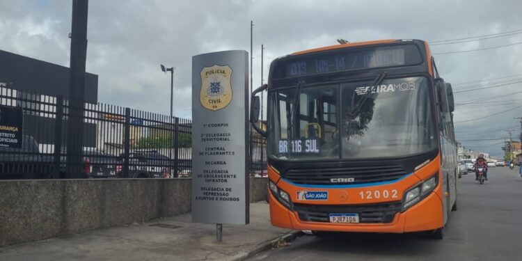 Motorista e passageiros são rendidos durante assalto a ônibus em Feira de Santana