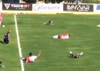 Jogadores deitam no chão após ataque de insetos durante partida de futebol no interior da Bahia