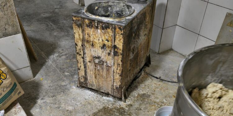 Sujeira nas paredes e panelas sem higiene: veja o que levou Vigilância Sanitária a interditar delicatessen na Bahia