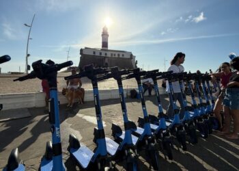 Irmãos são presos por suspeita de cometer roubos com patinetes elétricos em Salvador