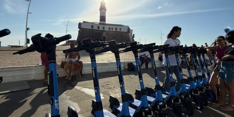 Irmãos são presos por suspeita de cometer roubos com patinetes elétricos em Salvador