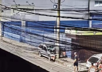 Mãe e filho morrem após baterem carro em poste em Salvador