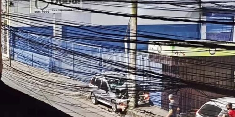 Mãe e filho morrem após baterem carro em poste em Salvador