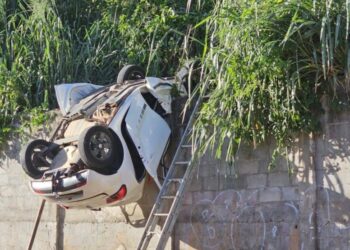 Carro cai de altura de cerca de 17 metros e deixa adolescente preso às ferragens em Salvador