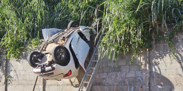 Carro cai de altura de cerca de 17 metros e deixa adolescente preso às ferragens em Salvador