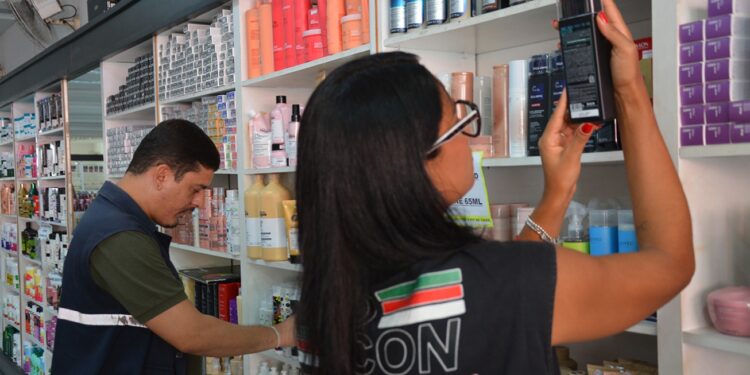 PROCON notifica nove atacados por cobrança irregular de sacolas com propaganda