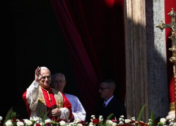 Papa Leão XIV manda mensagem em português em missa de Páscoa no Vaticano