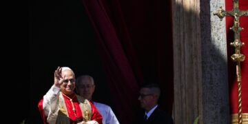 Papa Leão XIV manda mensagem em português em missa de Páscoa no Vaticano